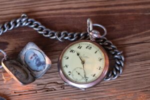 Comment porter montre à gousset ?