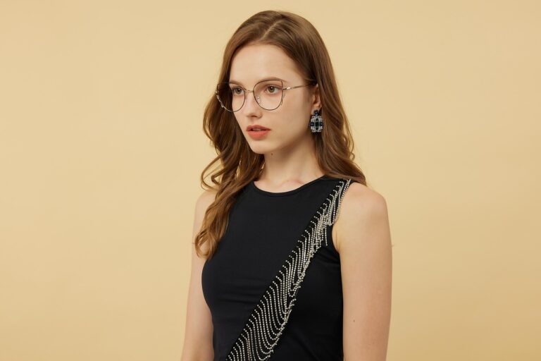 Cordons de lunettes : comment porter cet accessoire tendance de 2025 ?